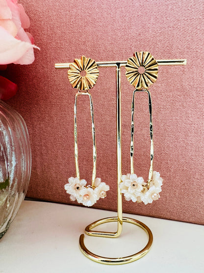 Boucles d oreilles fantaisie elegantes pour mariage fleurs blanches SAKURA - Camilmari Bijoux
