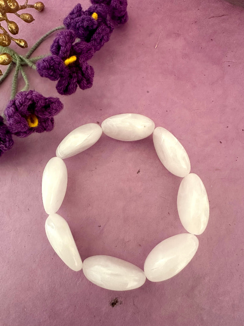 Bracelet élastique SOLINE de perles ovales blanches translucides - Camilmari Bijoux