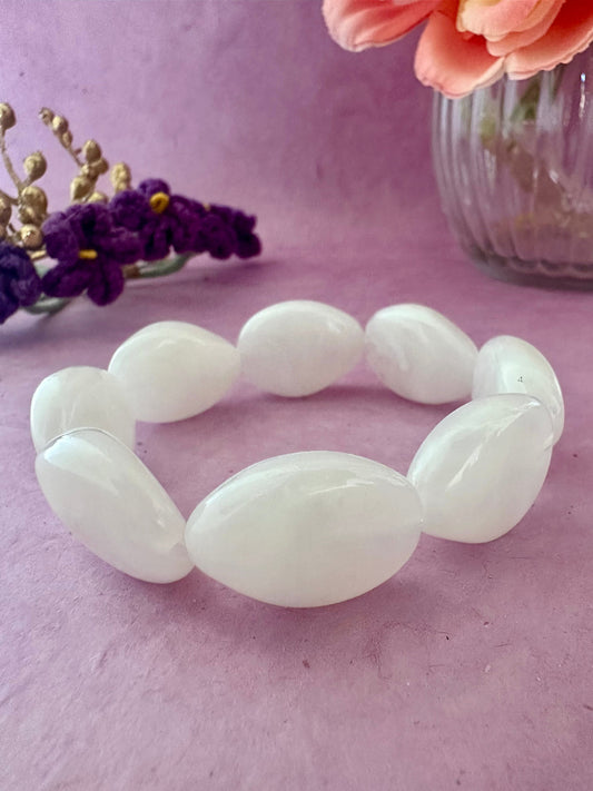 Bracelet élastique SOLINE de perles ovales blanches translucides - Camilmari Bijoux