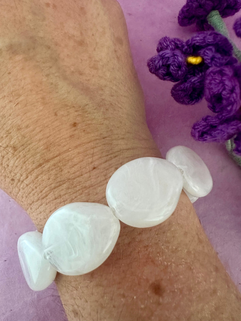 Bracelet élastique SOLINE de perles ovales blanches translucides - Camilmari Bijoux