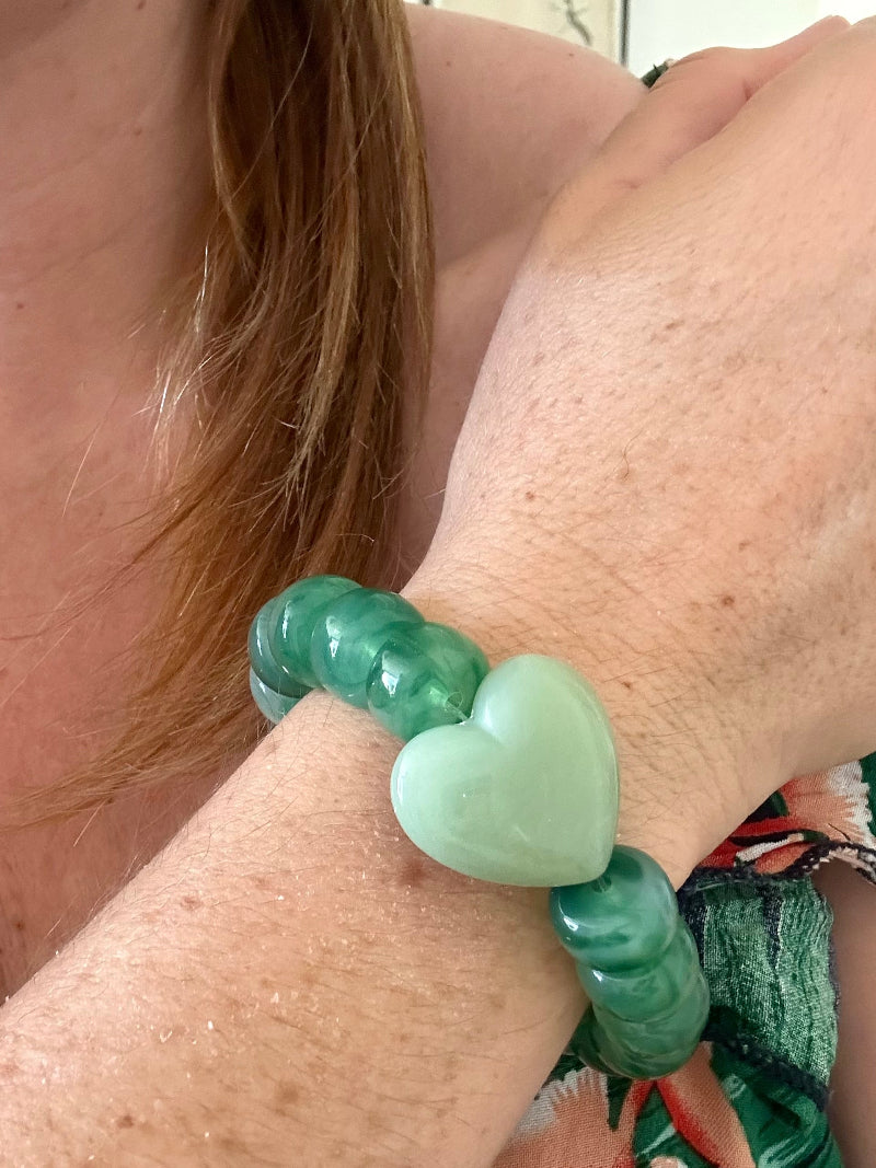 Bracelet élastique CLAUDIE de perles colorées cylindriques et coeur - Camilmari Bijoux