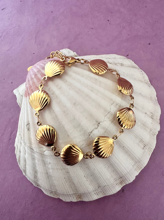 Bracelet NÉRÉIDE – chaîne de coquillages dorés en acier inoxydable