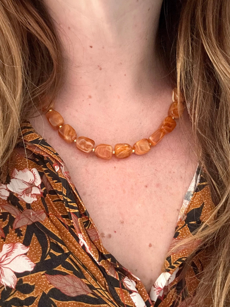 Collier ALMA de perles rectangulaires acryliques aux tons marrons et écru