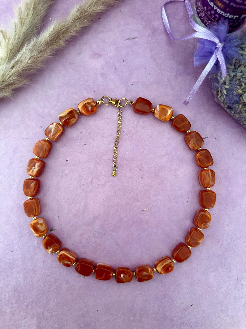 Collier ALMA de perles rectangulaires acryliques aux tons marrons et écru