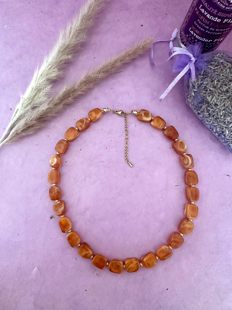 Collier ALMA de perles rectangulaires acryliques aux tons marrons et écru