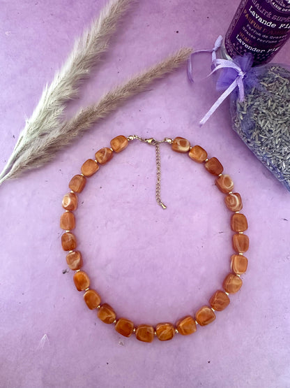 Collier ALMA de perles rectangulaires acryliques aux tons marrons et écru