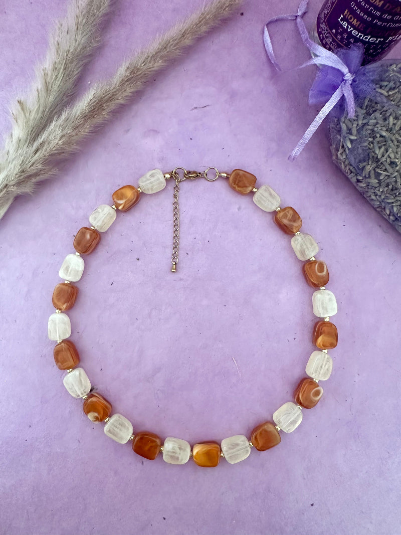 Collier ALMA de perles rectangulaires acryliques aux tons marrons et écru
