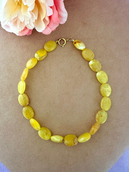 Collier de perles ovales Olivia coloris jaune moutarde - Camilmari Bijoux