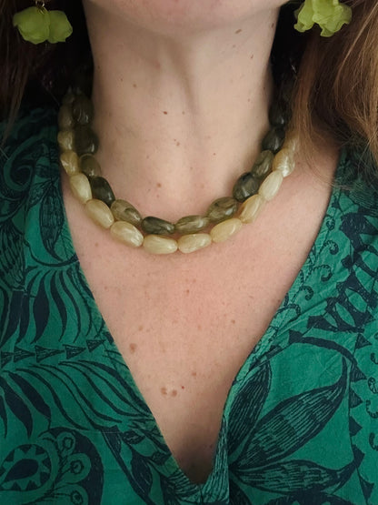 Collier fantaisie perles ovales vert olive et beige ecru Carmen - Camilmari Bijoux