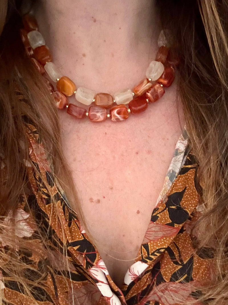 Collier ALMA de perles rectangulaires acryliques aux tons marrons et écru