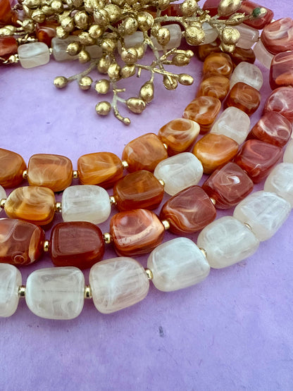 Collier ALMA de perles rectangulaires acryliques aux tons marrons et écru