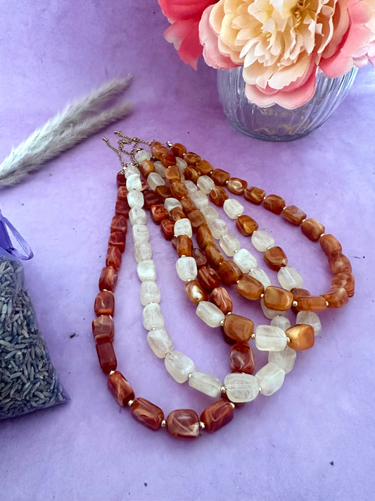 Collier ALMA de perles rectangulaires acryliques aux tons marrons et écru