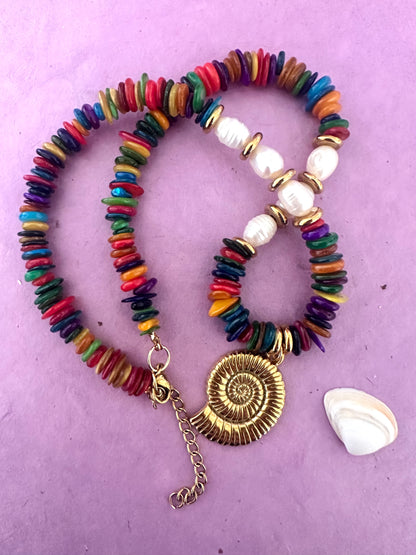 Collier YARA – perles de corail rouge ou de coquillage multicolore avec breloque coquille dorée