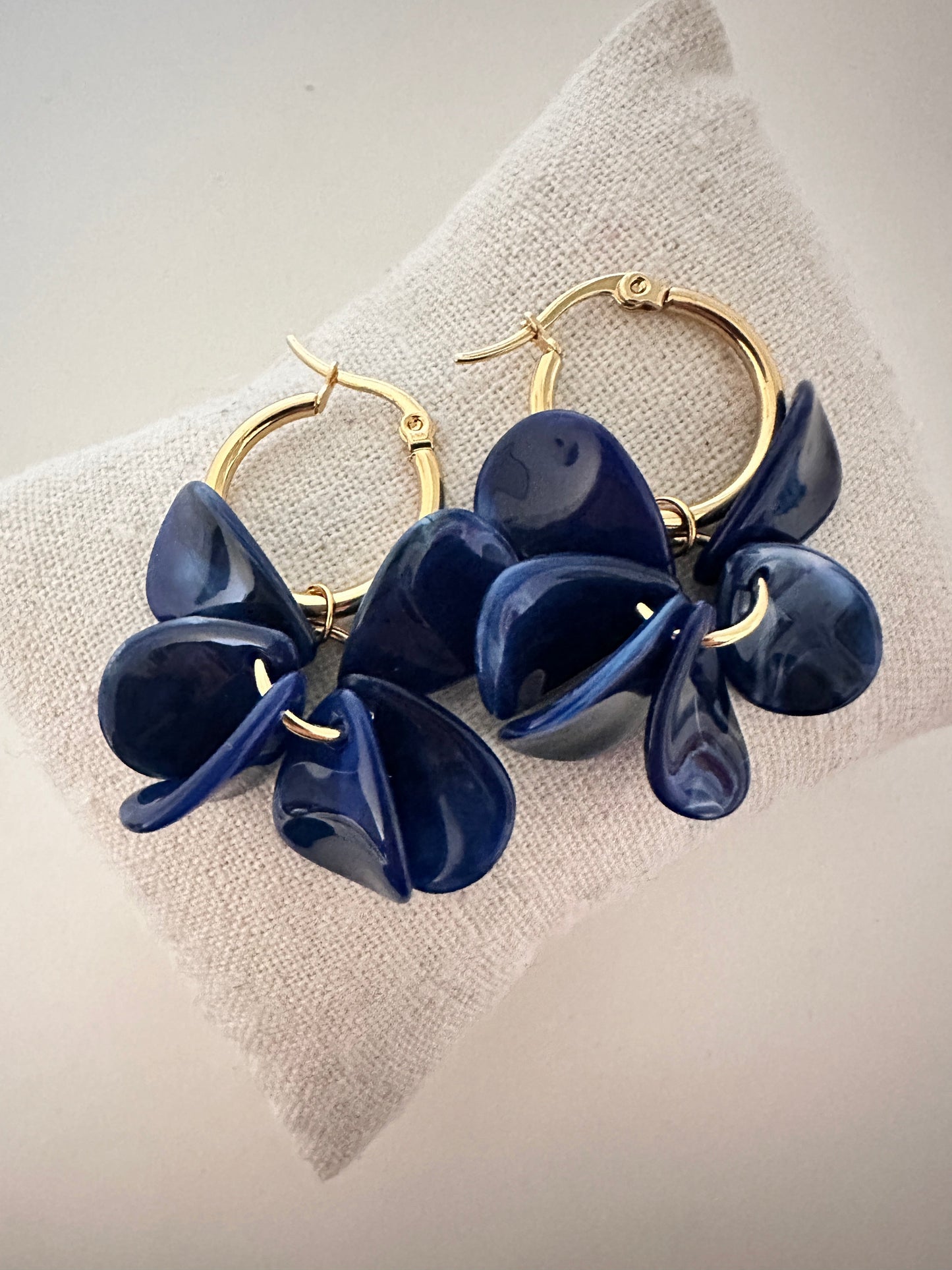 Boucles d oreilles pétales FANNY - Créoles fleurs faites main - Camilmari Bijoux - Créoles dorées inox 20 mm + pétales