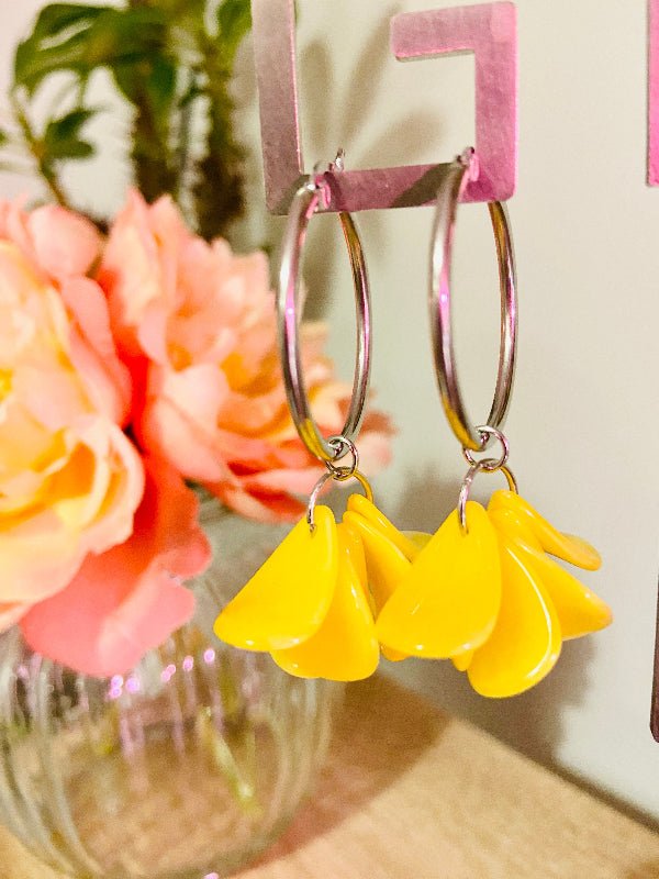 Boucles d oreilles pétales FANNY - Créoles fleurs faites main - Camilmari Bijoux - Créoles dorées inox 30 mm + pétales