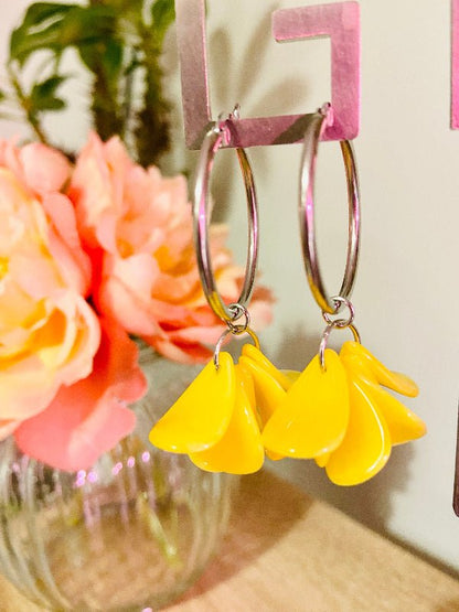 Boucles d oreilles pétales FANNY - Créoles fleurs faites main - Camilmari Bijoux - Créoles dorées inox 30 mm + pétales
