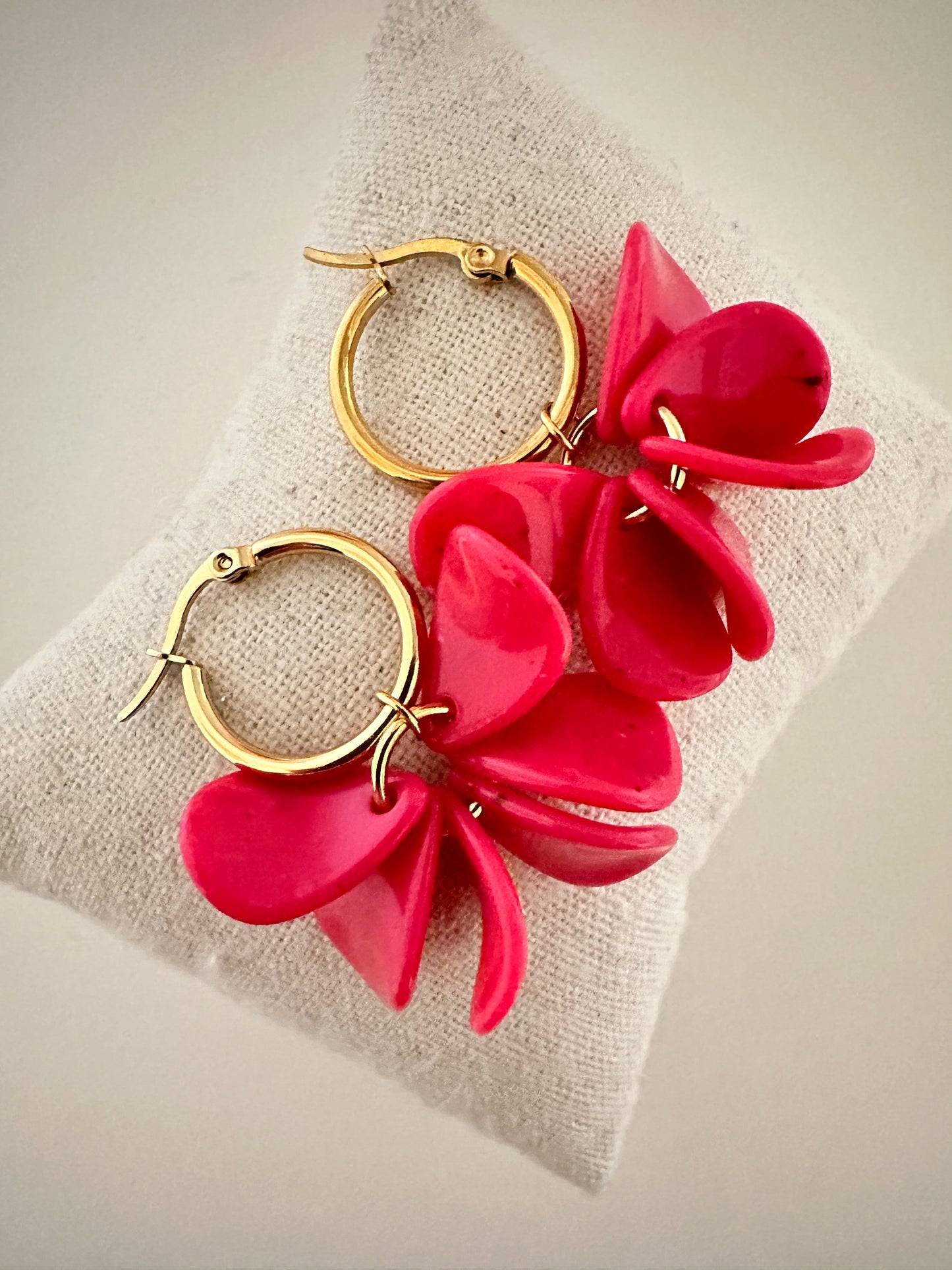 Boucles d oreilles pétales FANNY - Créoles fleurs faites main - Camilmari Bijoux - Créoles dorées inox 20 mm + pétales