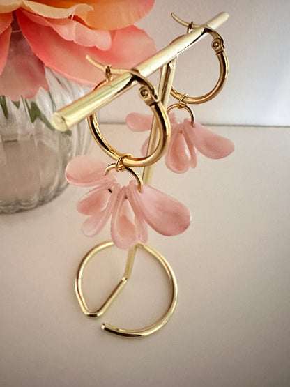 Boucles d oreilles pétales FANNY - Créoles fleurs faites main - Camilmari Bijoux - Créoles dorées inox 20 mm + pétales