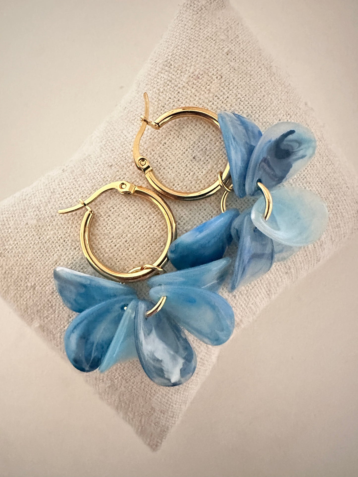 Boucles d oreilles pétales FANNY - Créoles fleurs faites main - Camilmari Bijoux - Créoles dorées inox 20 mm + pétales