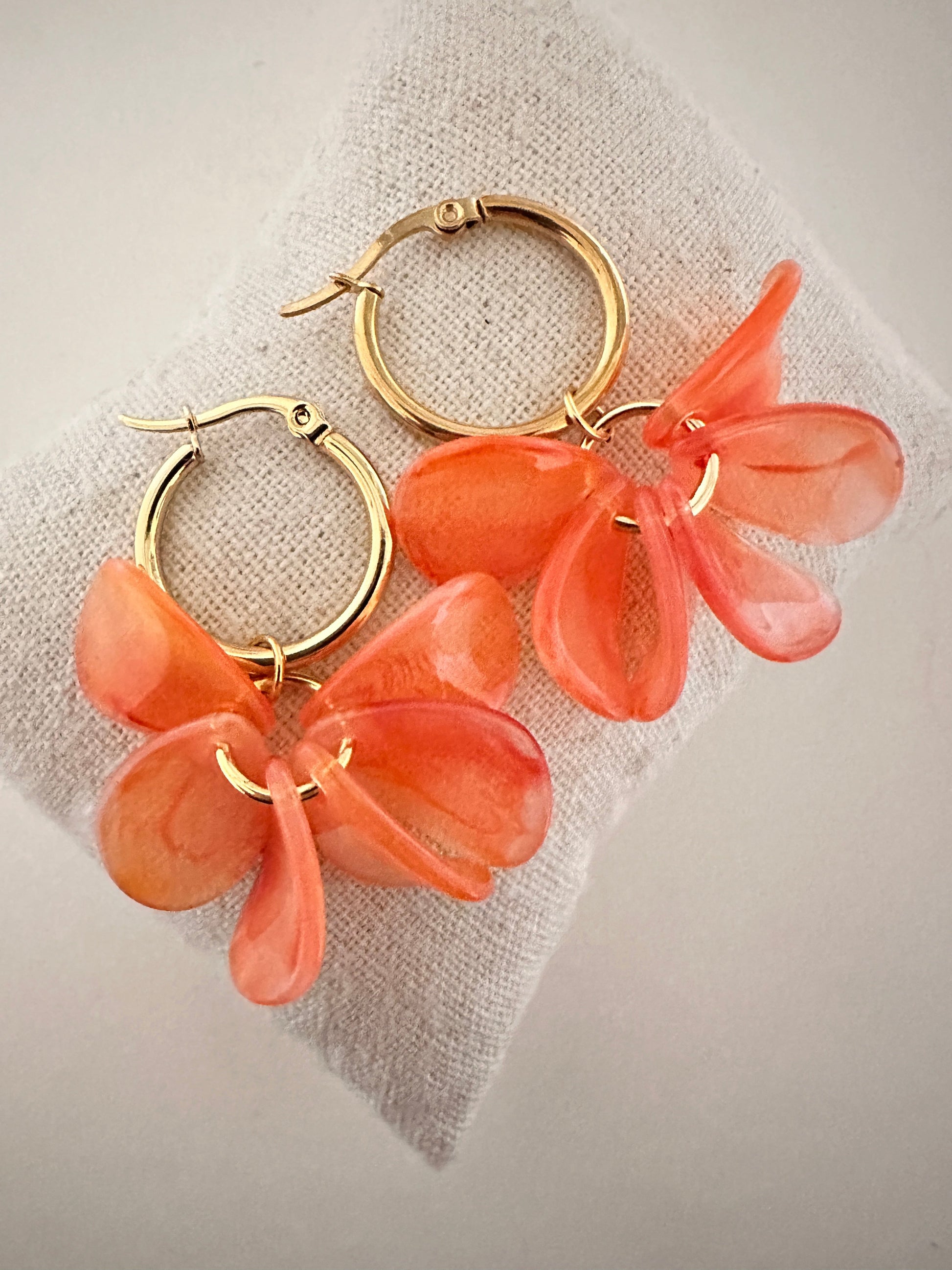 Boucles d oreilles pétales FANNY - Créoles fleurs faites main - Camilmari Bijoux - Créoles dorées inox 20 mm + pétales