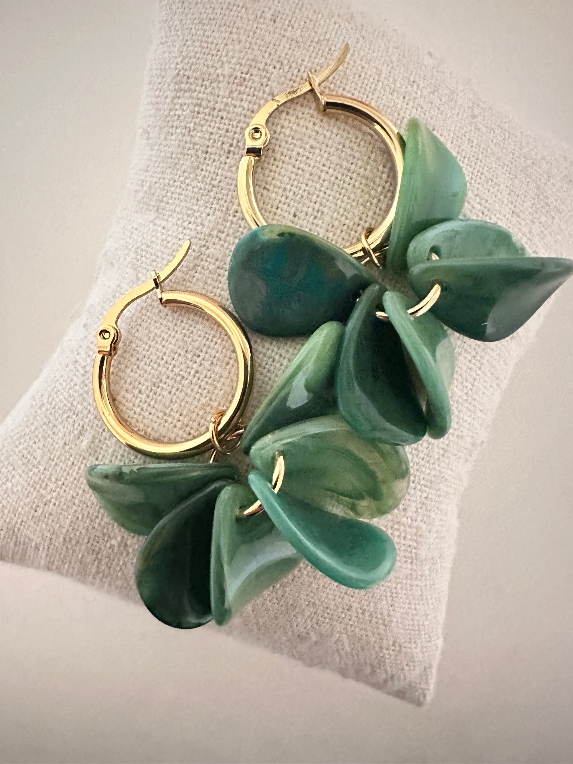 Boucles d oreilles pétales FANNY - Créoles fleurs faites main - Camilmari Bijoux - Créoles dorées inox 20 mm + pétales