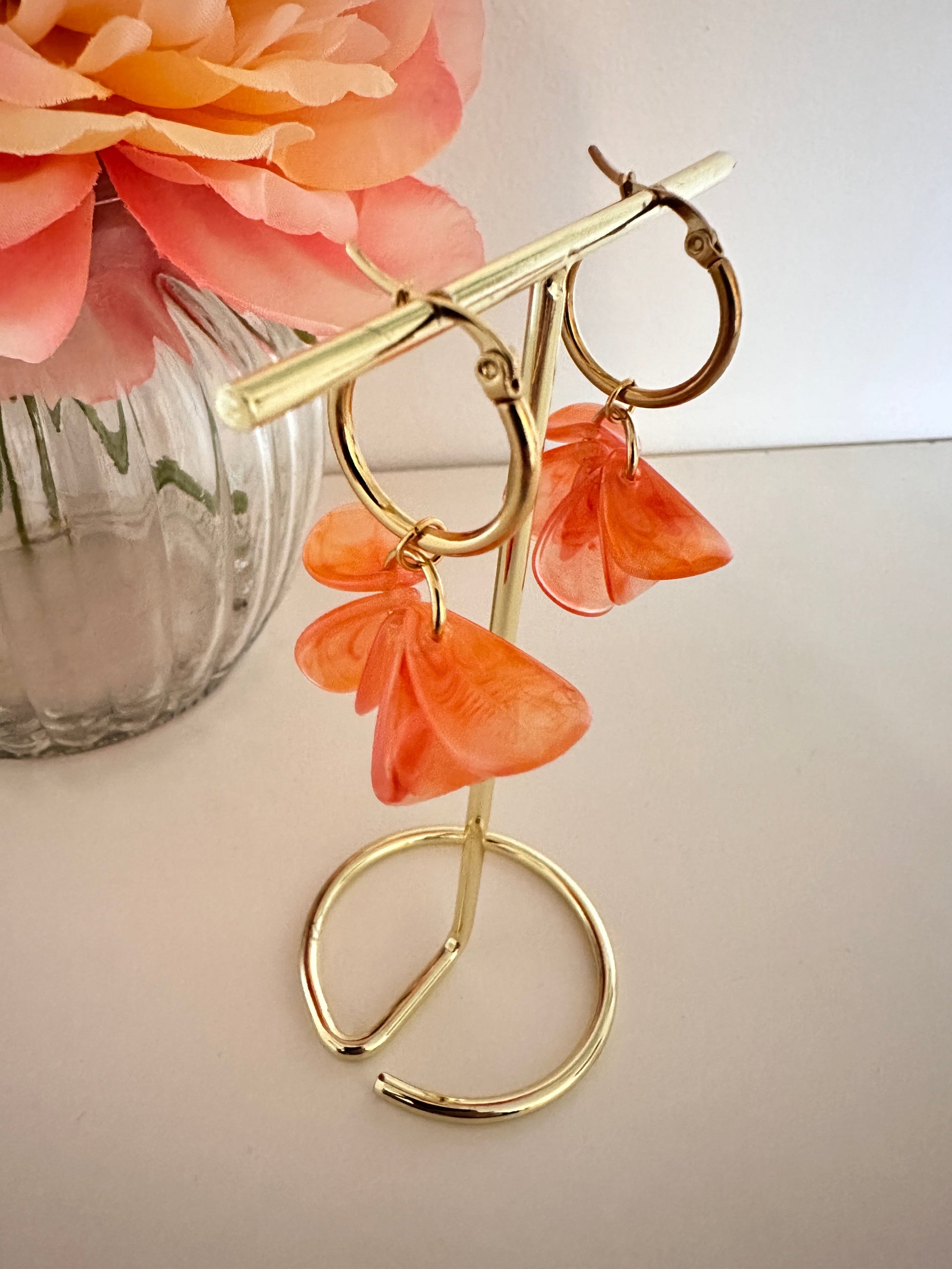 Boucles d oreilles pétales FANNY - Créoles fleurs faites main - Camilmari Bijoux - Créoles dorées inox 20 mm + pétales