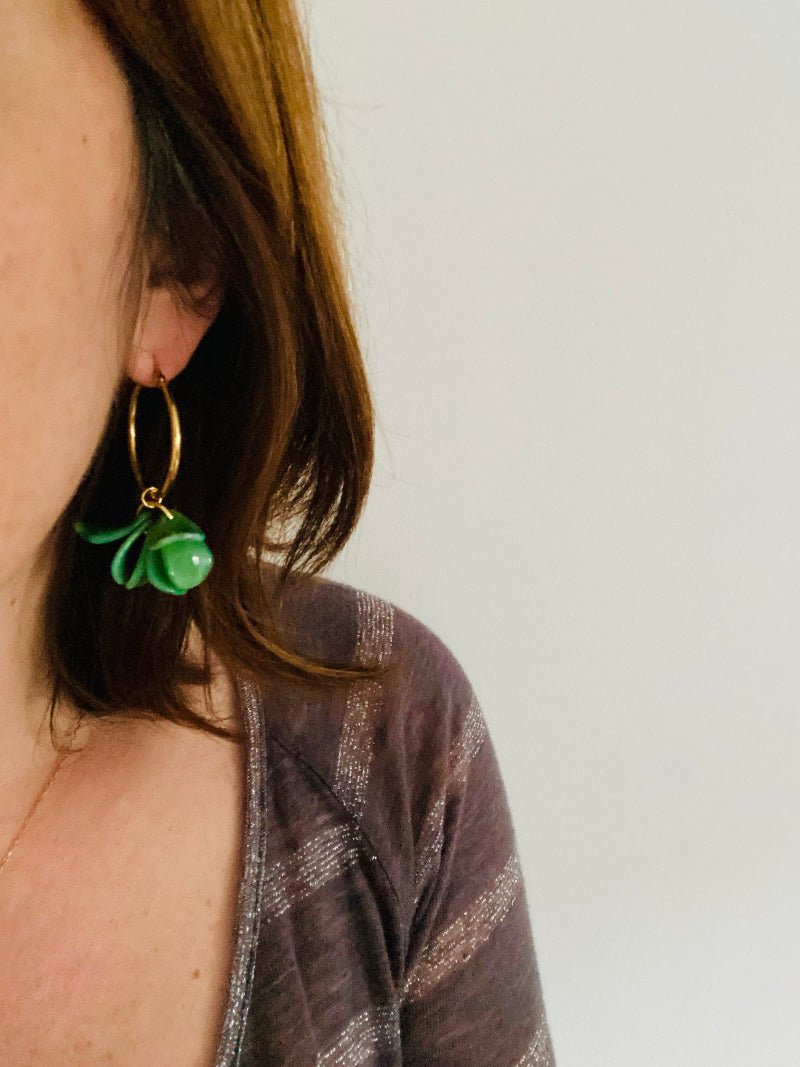 Boucles d oreilles pétales FANNY - Créoles fleurs faites main - Camilmari Bijoux - Créoles dorées inox 20 mm clip + pétales