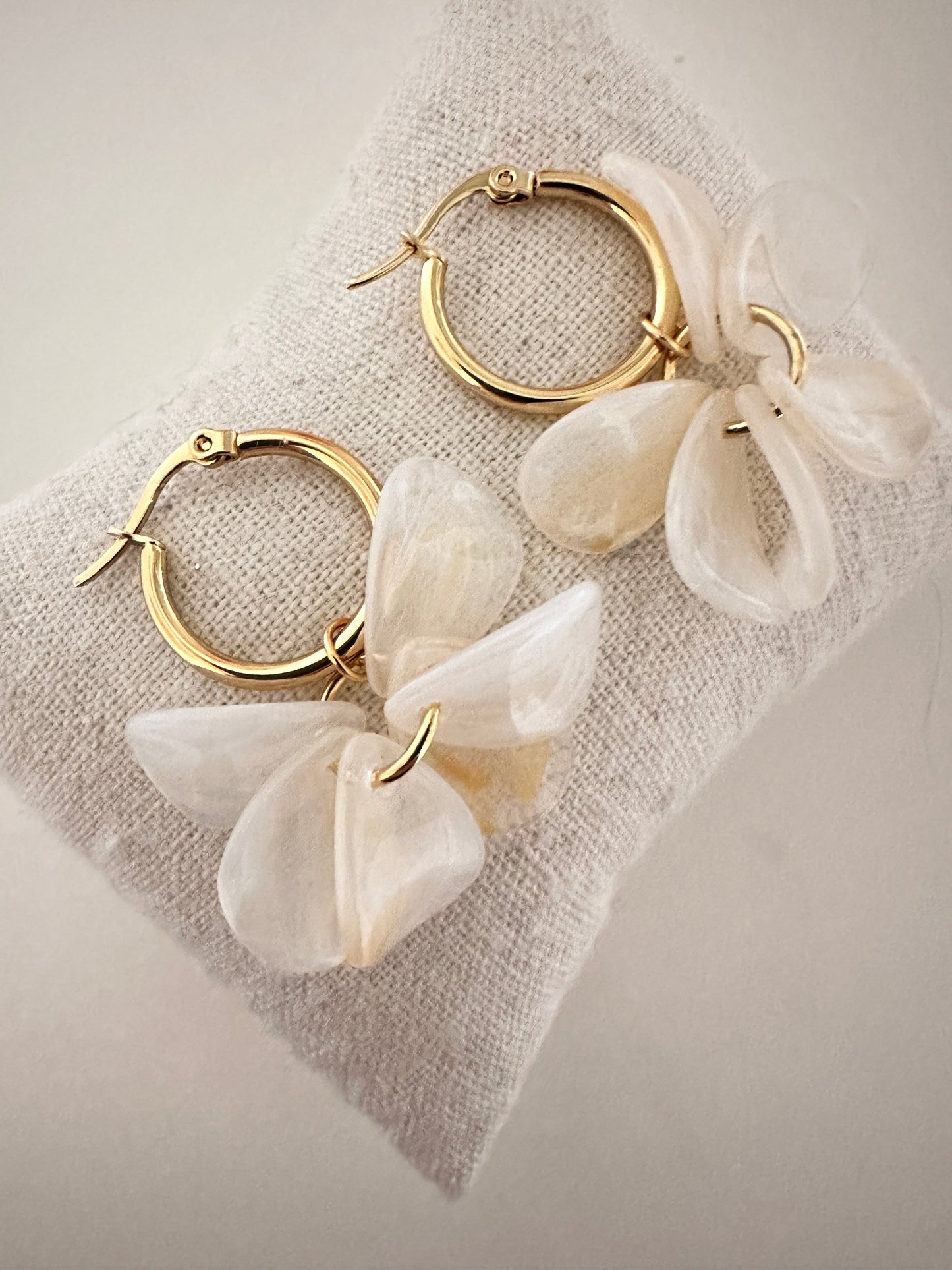 Boucles d oreilles pétales FANNY - Créoles fleurs faites main - Camilmari Bijoux - Créoles dorées inox 20 mm + pétales