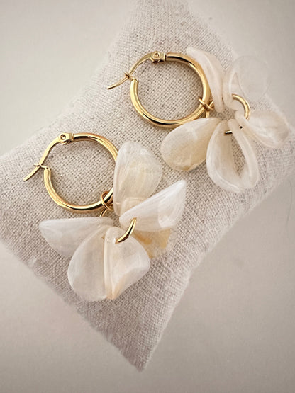 Boucles d oreilles pétales FANNY - Créoles fleurs faites main - Camilmari Bijoux - Créoles dorées inox 20 mm + pétales