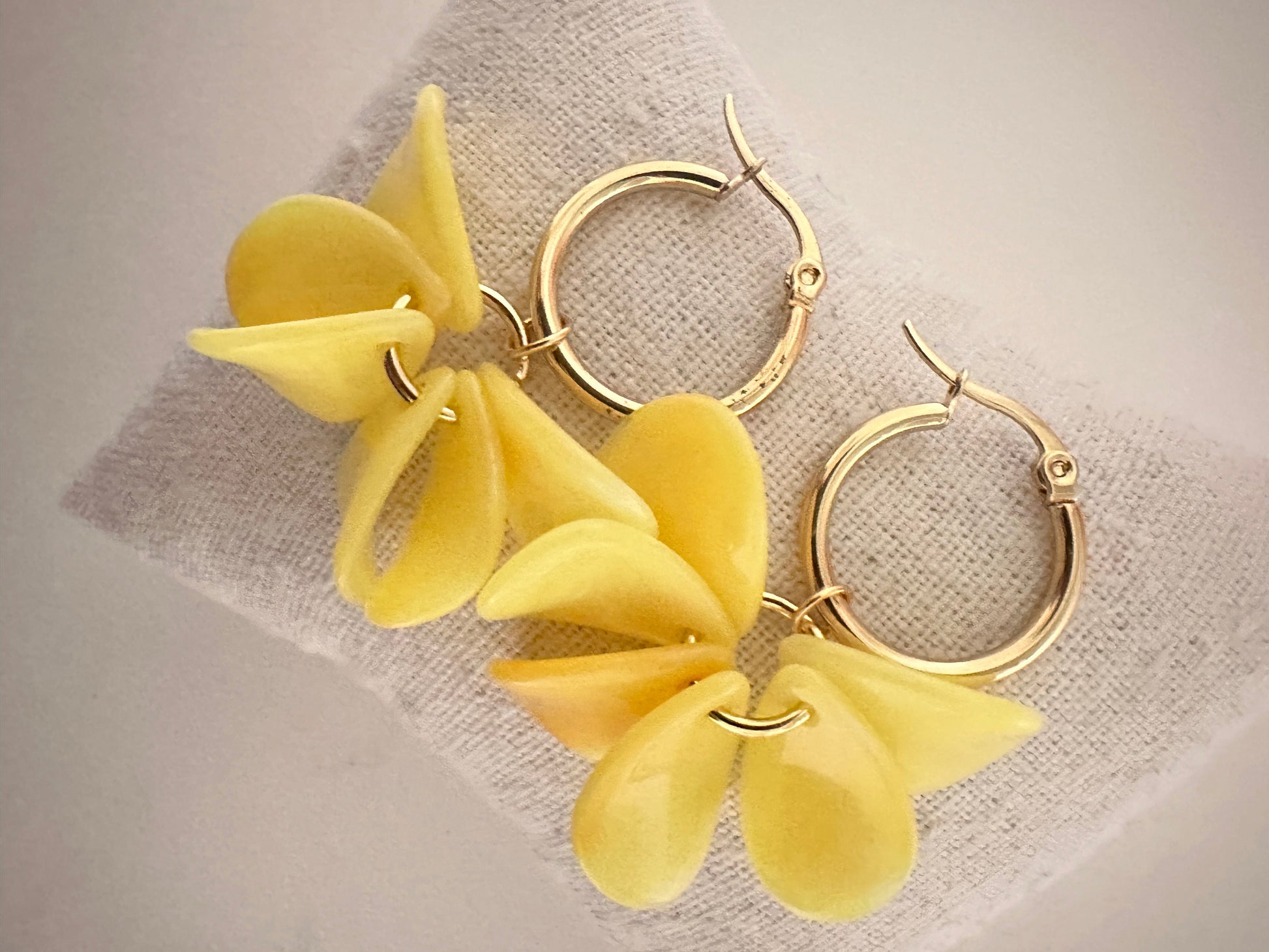 Boucles d oreilles pétales FANNY - Créoles fleurs faites main - Camilmari Bijoux - Créoles dorées inox 20 mm + pétales