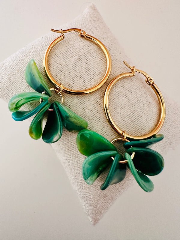 Boucles d oreilles pétales FANNY - Créoles fleurs faites main - Camilmari Bijoux - Créoles dorées inox 30 mm + pétales