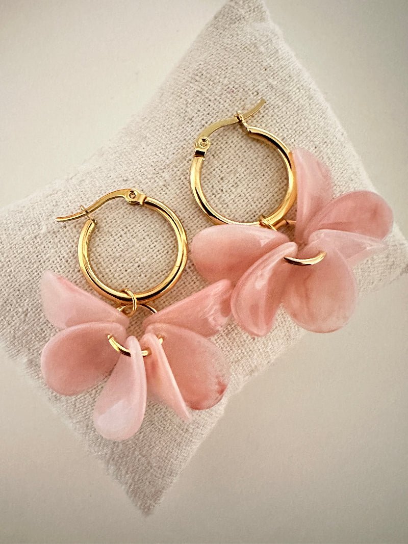 Boucles d oreilles pétales FANNY - Créoles fleurs faites main - Camilmari Bijoux - Créoles dorées inox 20 mm + pétales