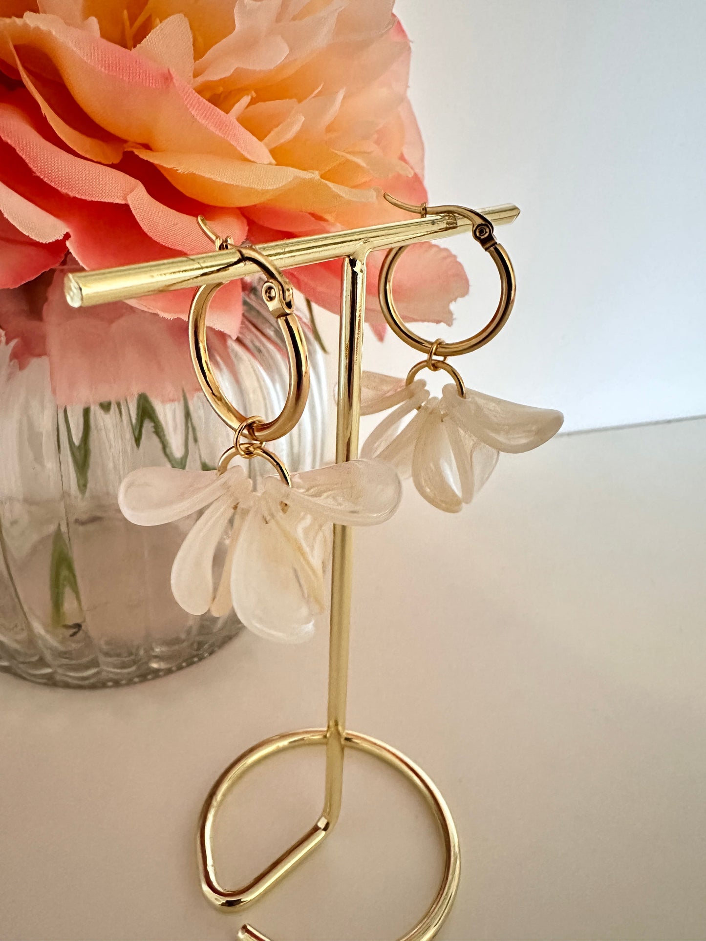 Boucles d oreilles pétales FANNY - Créoles fleurs faites main - Camilmari Bijoux - Créoles dorées inox 20 mm + pétales