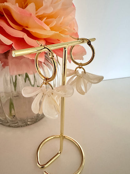 Boucles d oreilles pétales FANNY - Créoles fleurs faites main - Camilmari Bijoux - Créoles dorées inox 20 mm + pétales