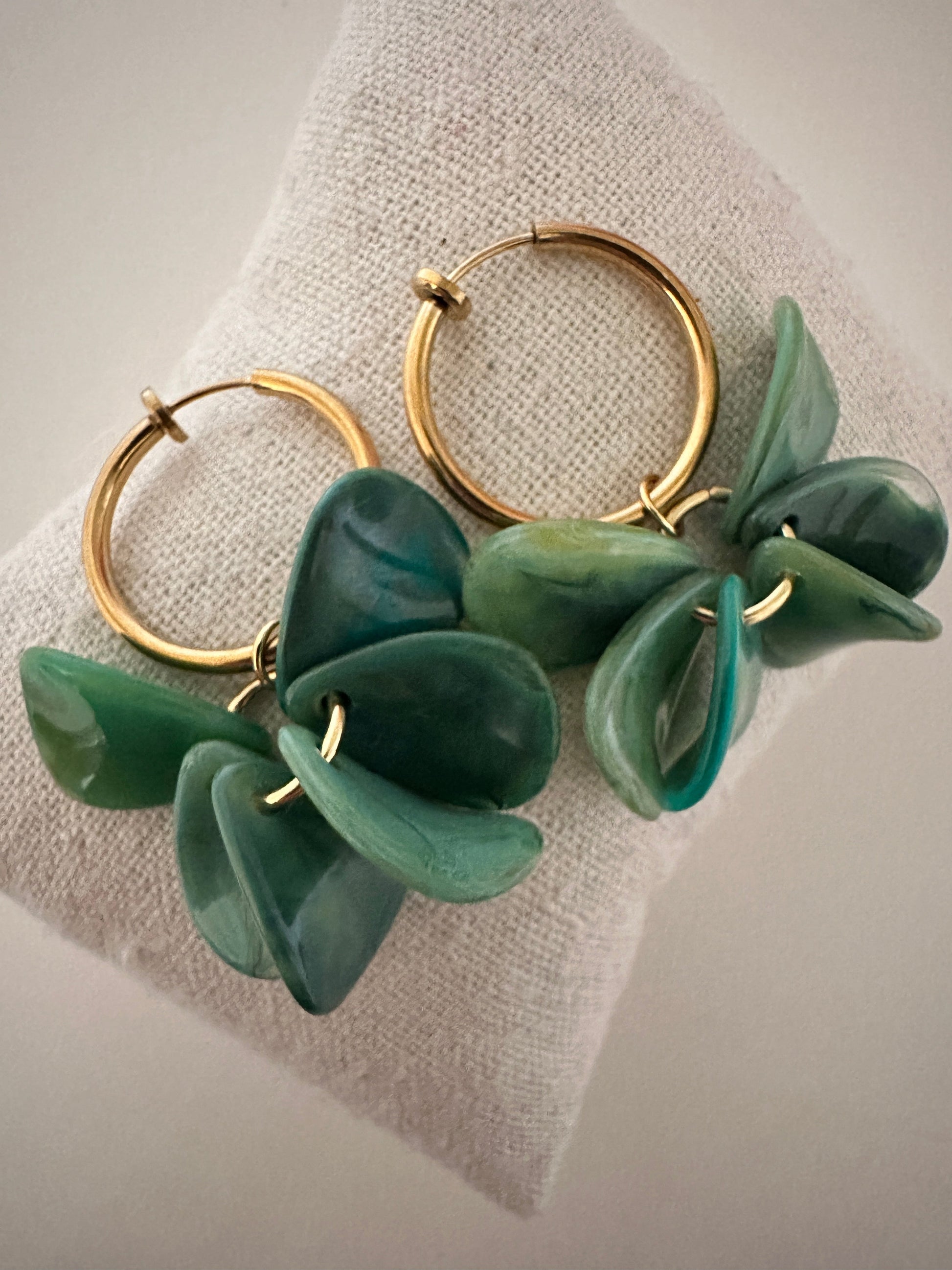 Boucles d oreilles pétales FANNY - Créoles fleurs faites main - Camilmari Bijoux - Créoles dorées inox 20 mm clip + pétales