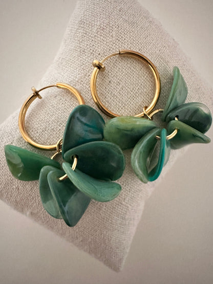 Boucles d oreilles pétales FANNY - Créoles fleurs faites main - Camilmari Bijoux - Créoles dorées inox 20 mm clip + pétales