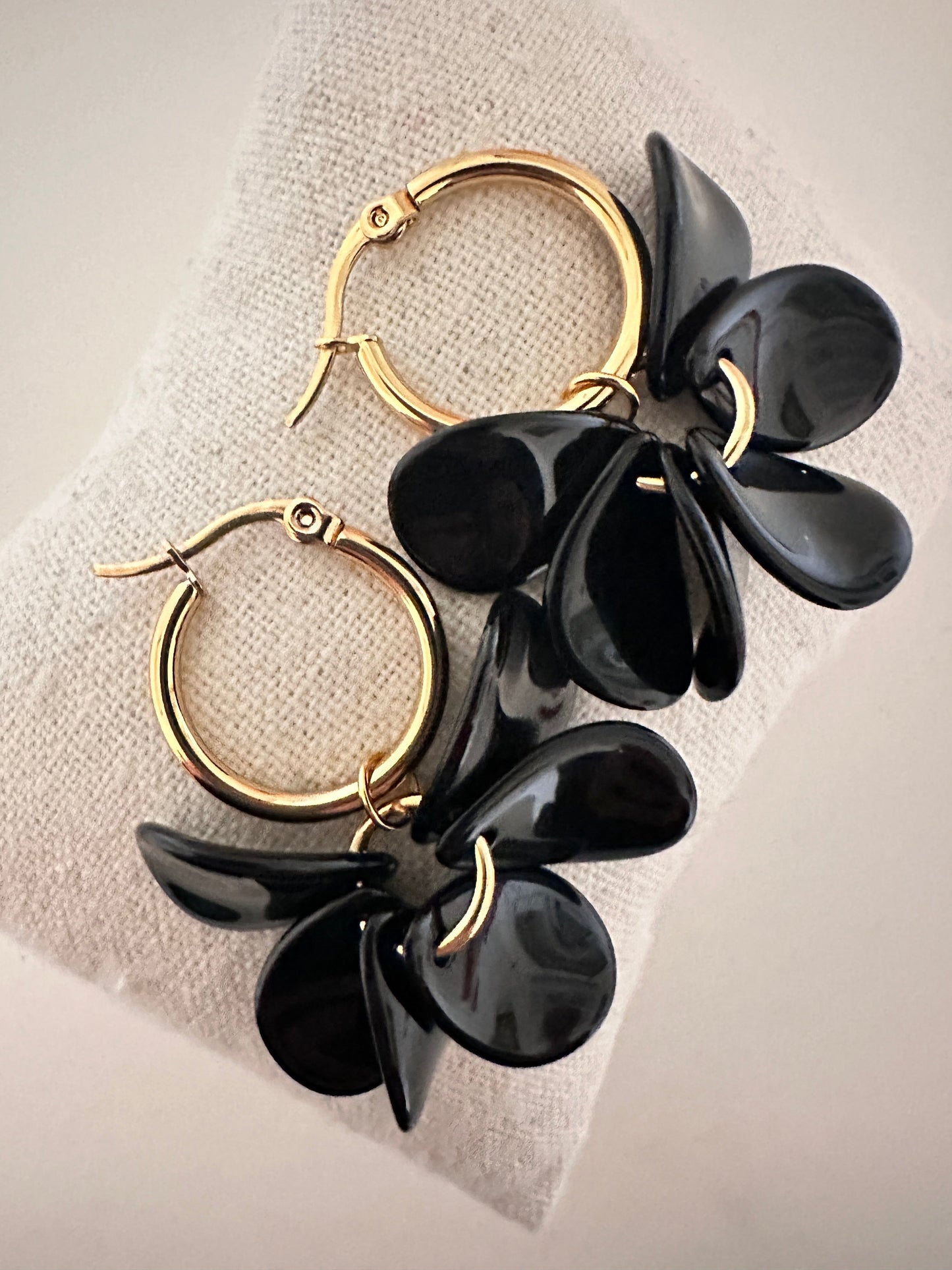 Boucles d oreilles pétales FANNY - Créoles fleurs faites main - Camilmari Bijoux - Créoles dorées inox 20 mm + pétales