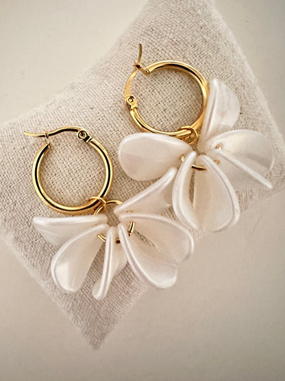 Boucles d oreilles pétales FANNY - Créoles fleurs faites main - Camilmari Bijoux - Créoles dorées inox 20 mm + pétales
