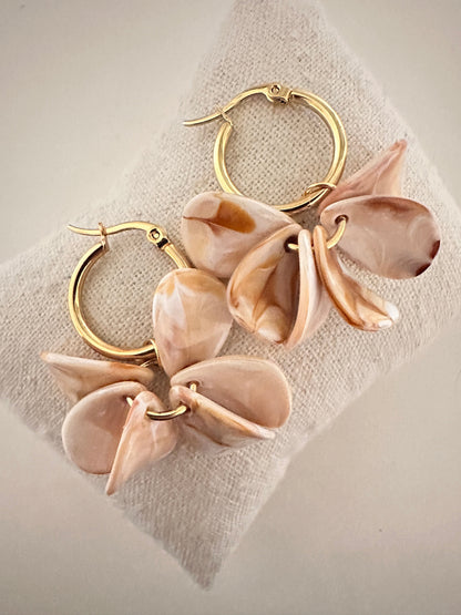 Boucles d oreilles pétales FANNY - Créoles fleurs faites main - Camilmari Bijoux - Créoles dorées inox 20 mm + pétales