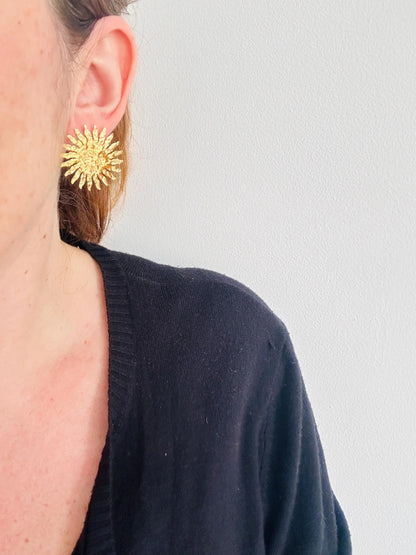 Boucles d’oreilles AURORA – Soleil doré en acier inoxydable martelé - Camilmari Bijoux - 