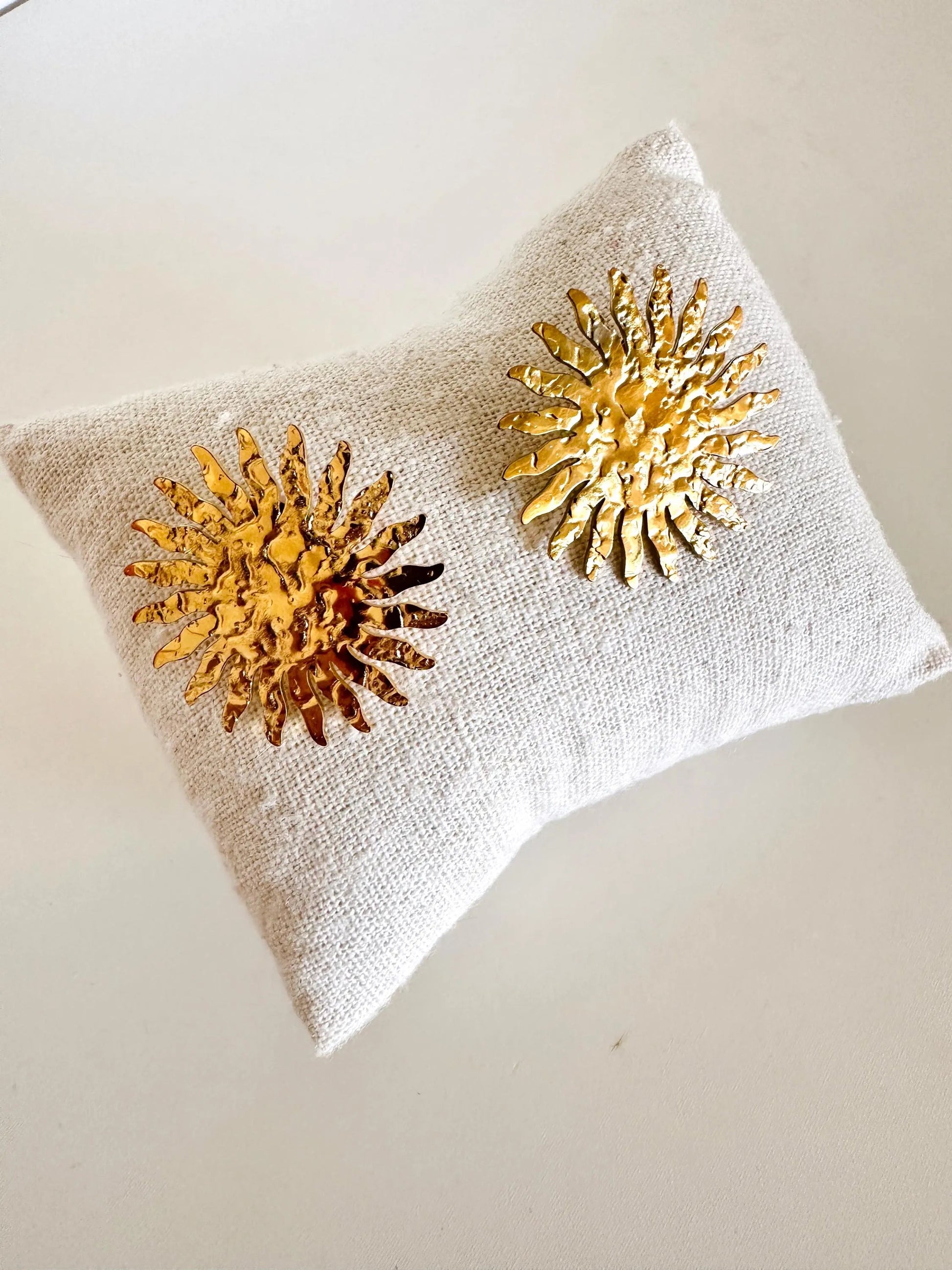 Boucles d’oreilles AURORA – Soleil doré en acier inoxydable martelé - Camilmari Bijoux - 