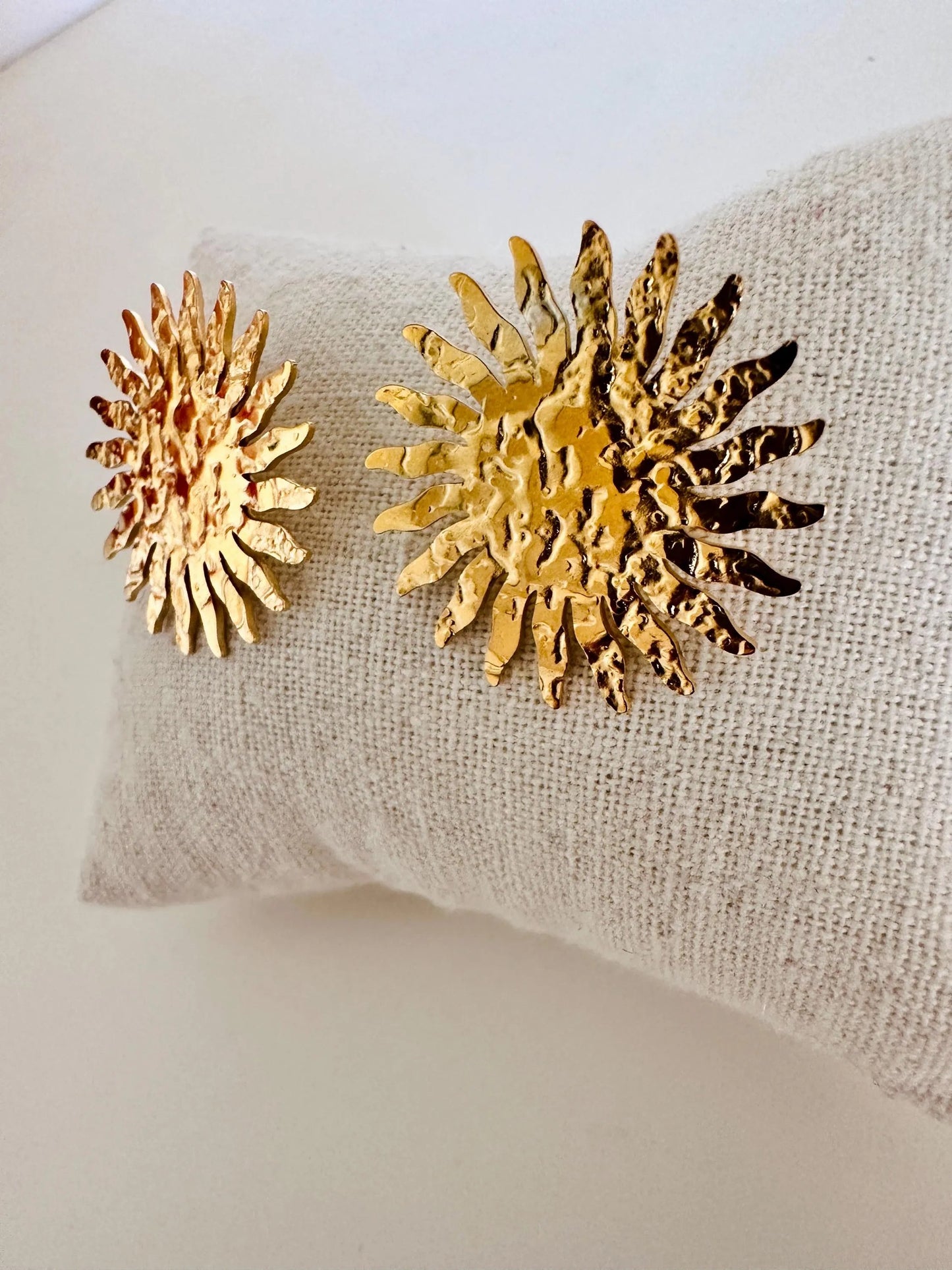 Boucles d’oreilles AURORA – Soleil doré en acier inoxydable martelé - Camilmari Bijoux - 