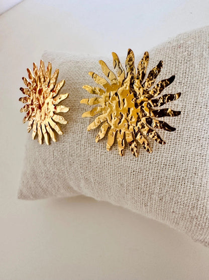 Boucles d’oreilles AURORA – Soleil doré en acier inoxydable martelé - Camilmari Bijoux - 