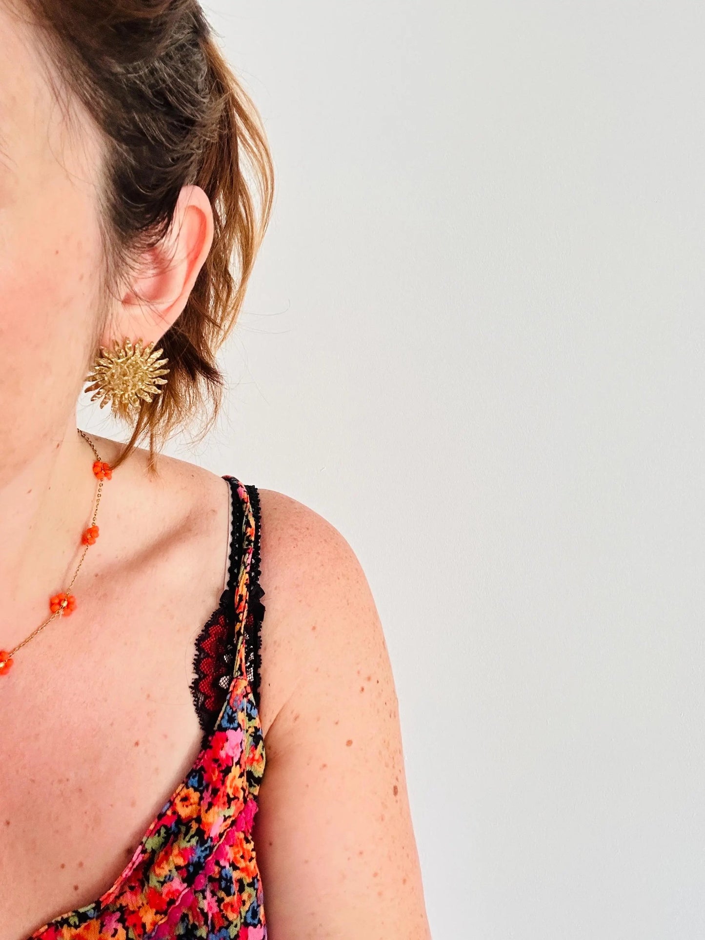 Boucles d’oreilles AURORA – Soleil doré en acier inoxydable martelé - Camilmari Bijoux - 