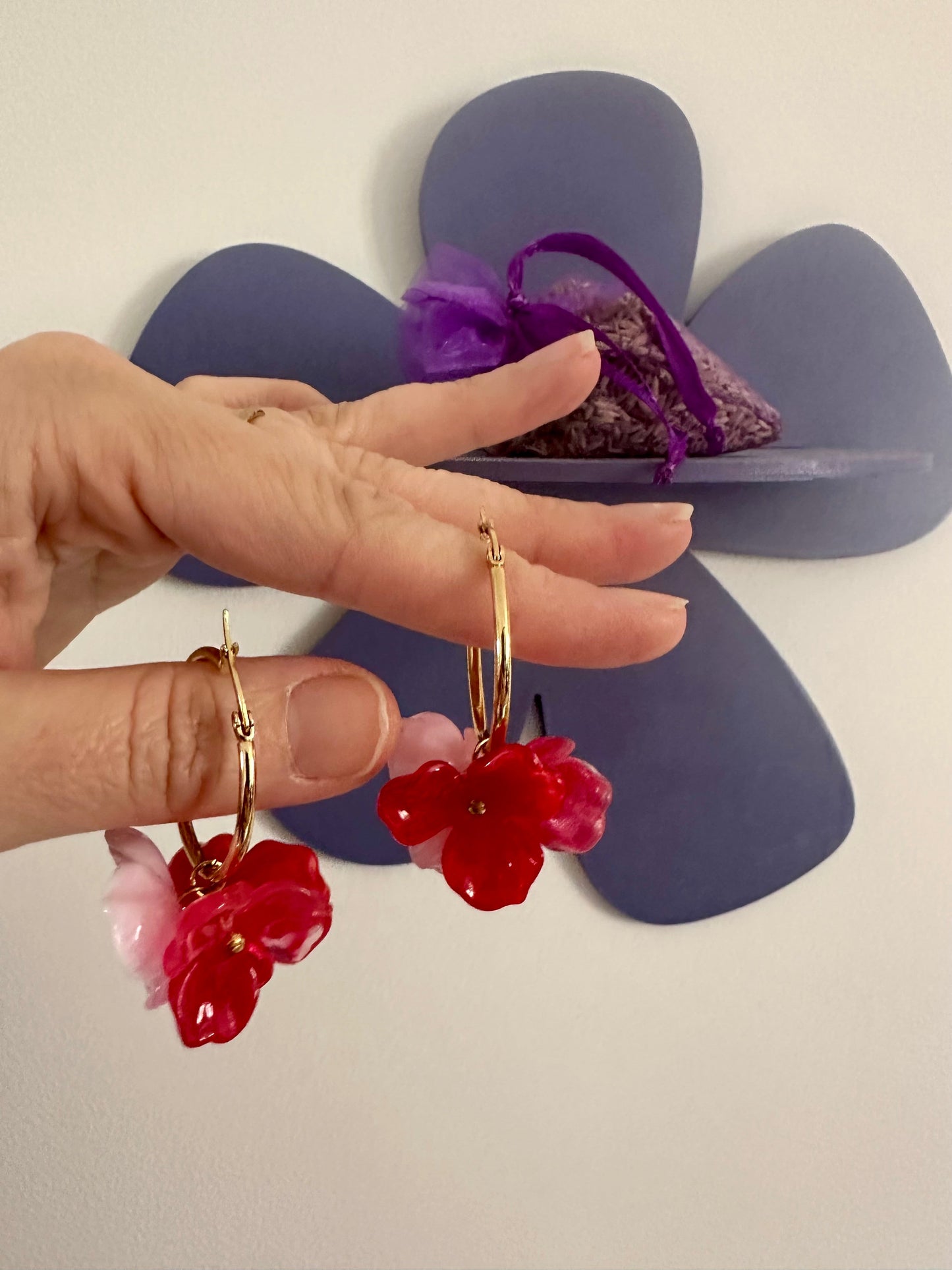 Boucles d'oreilles avec fleurs MALIA - Camilmari Bijoux - Mélange de rose et rouge