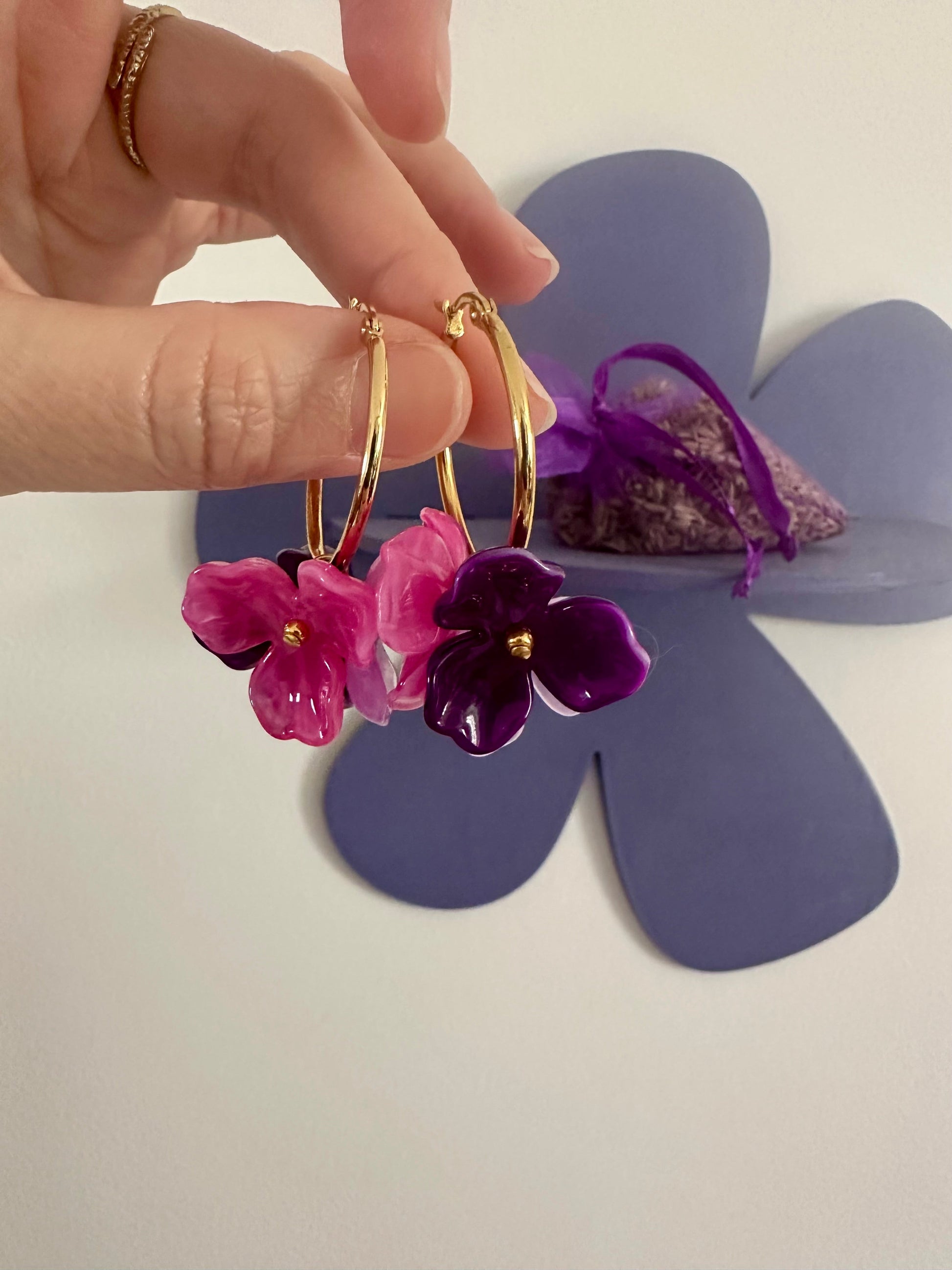 Boucles d'oreilles avec fleurs MALIA - Camilmari Bijoux - Mélange de violet et rose