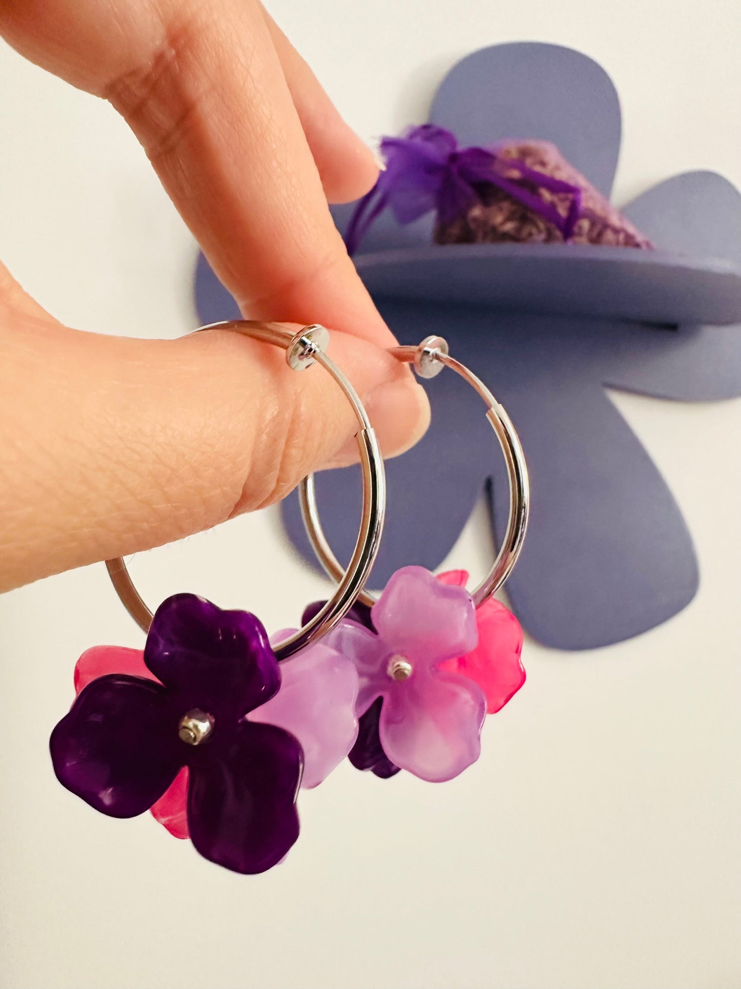 Boucles d'oreilles avec fleurs MALIA - Camilmari Bijoux - Mélange de violet et rose