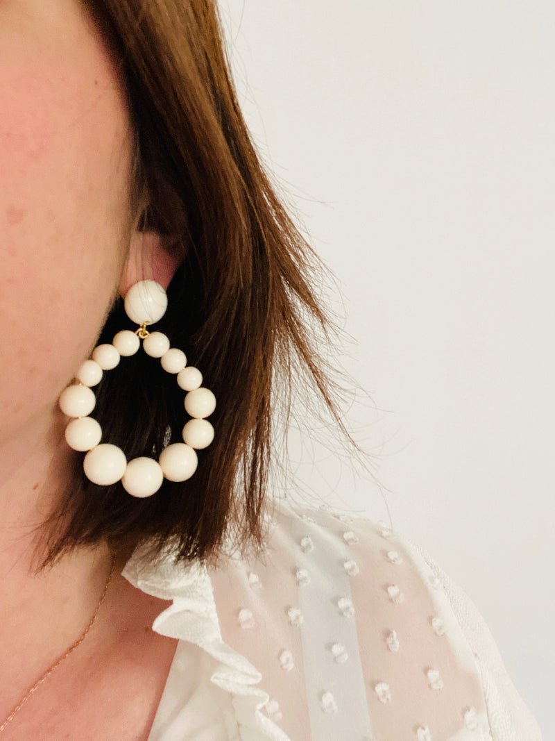 Boucles d’oreilles CAMELIA au style vintage en perles de résine - Camilmari Bijoux - Ivoire