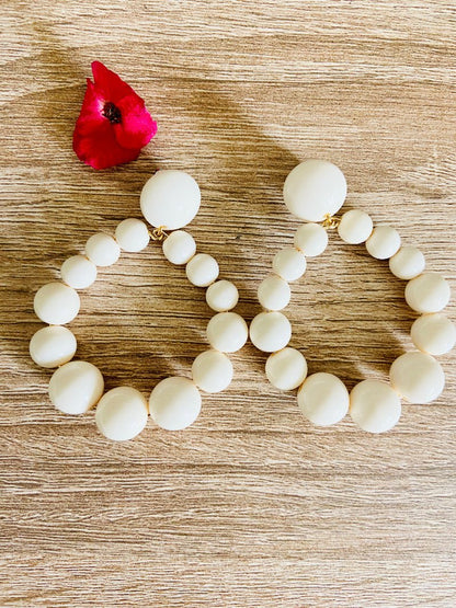 Boucles d’oreilles CAMELIA au style vintage en perles de résine - Camilmari Bijoux - Ivoire