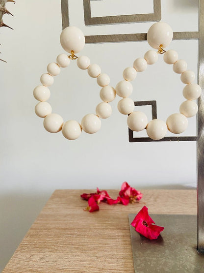 Boucles d’oreilles CAMELIA au style vintage en perles de résine - Camilmari Bijoux - Ivoire